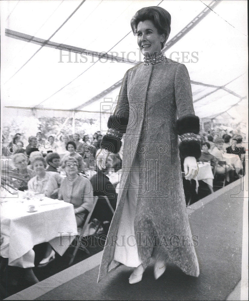 1967 Press Photo Mrs Hunt Hamil models crushed velvet theater coat fashion show - Historic Images