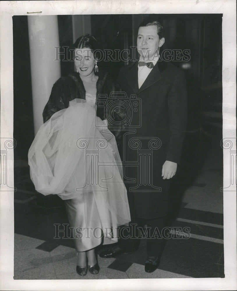 1954 Press Photo Mrs Hunt Hamill gather frothy tulle stole satin gown husband - Historic Images