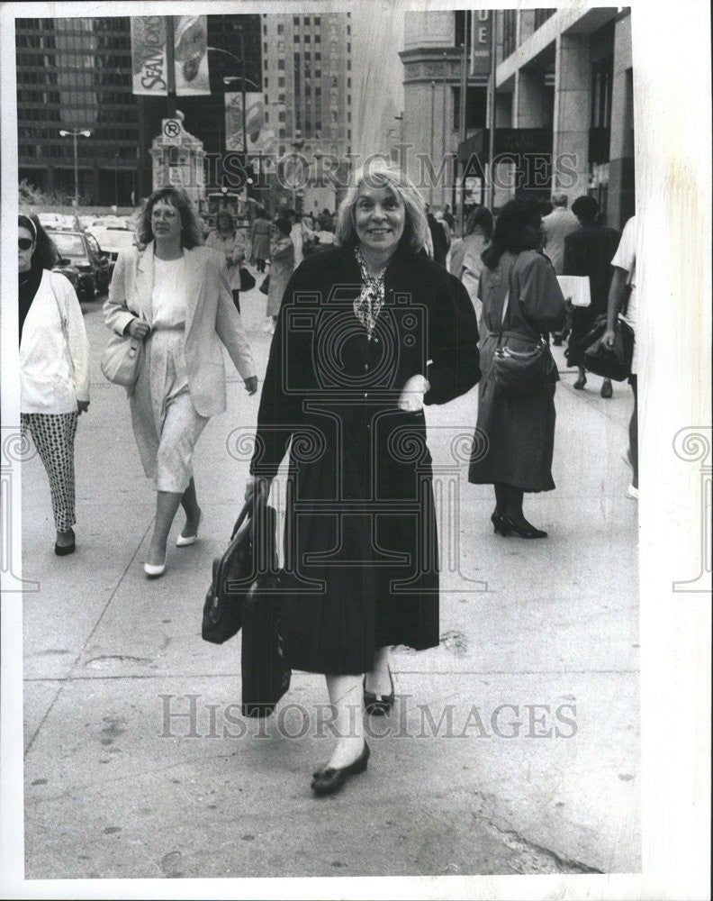 1990 Press Photo Ingrid Lesiey Heading North Monday Michigan Avenue Walk Job - Historic Images