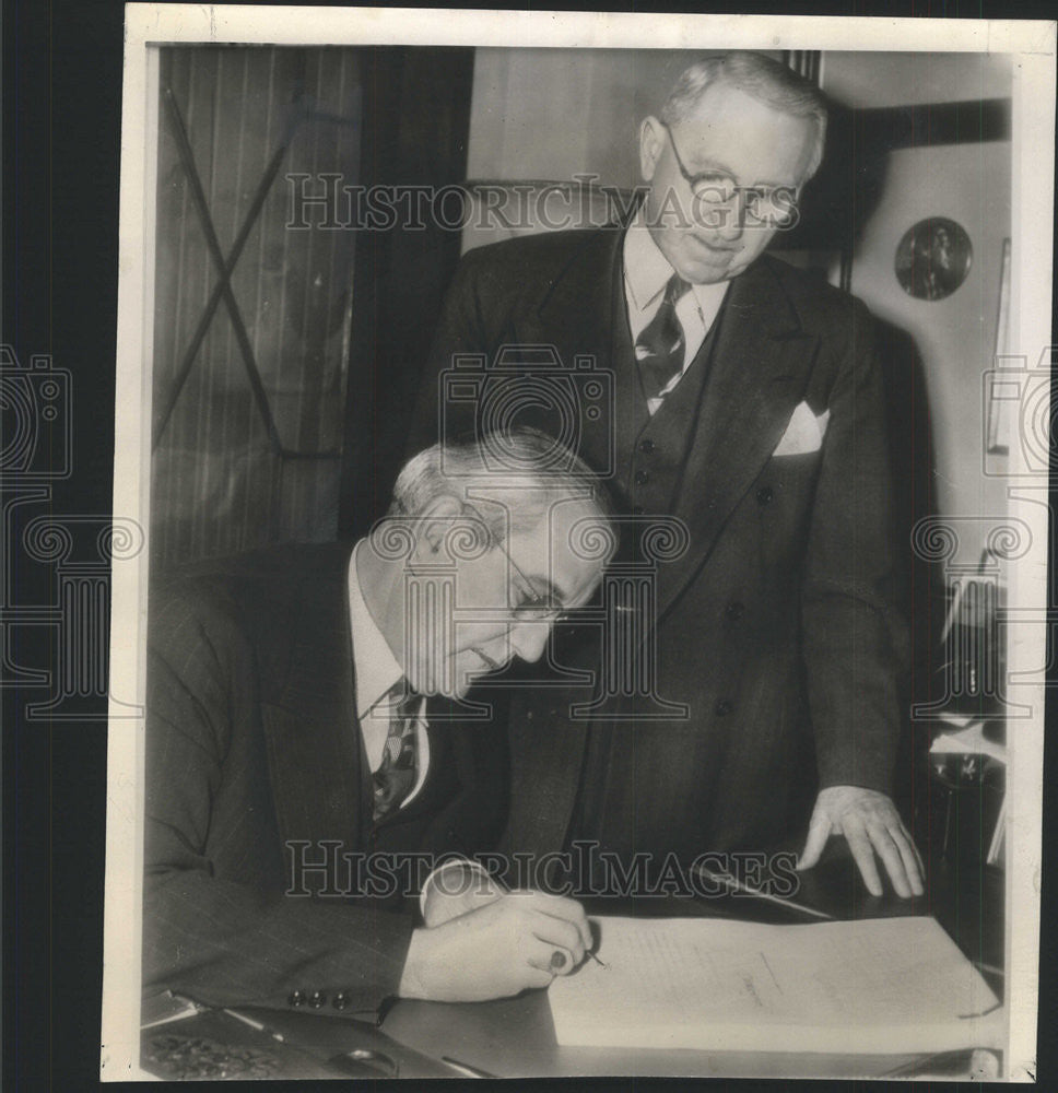 1944 Press Photo Edwin Halsey White Senator Walter George Measure Tax Bill Law - Historic Images