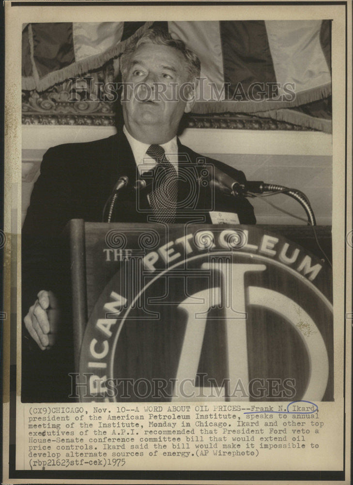 1975 Press Photo Frank Ikard President American Petroleum Institute Chicago Oil - Historic Images