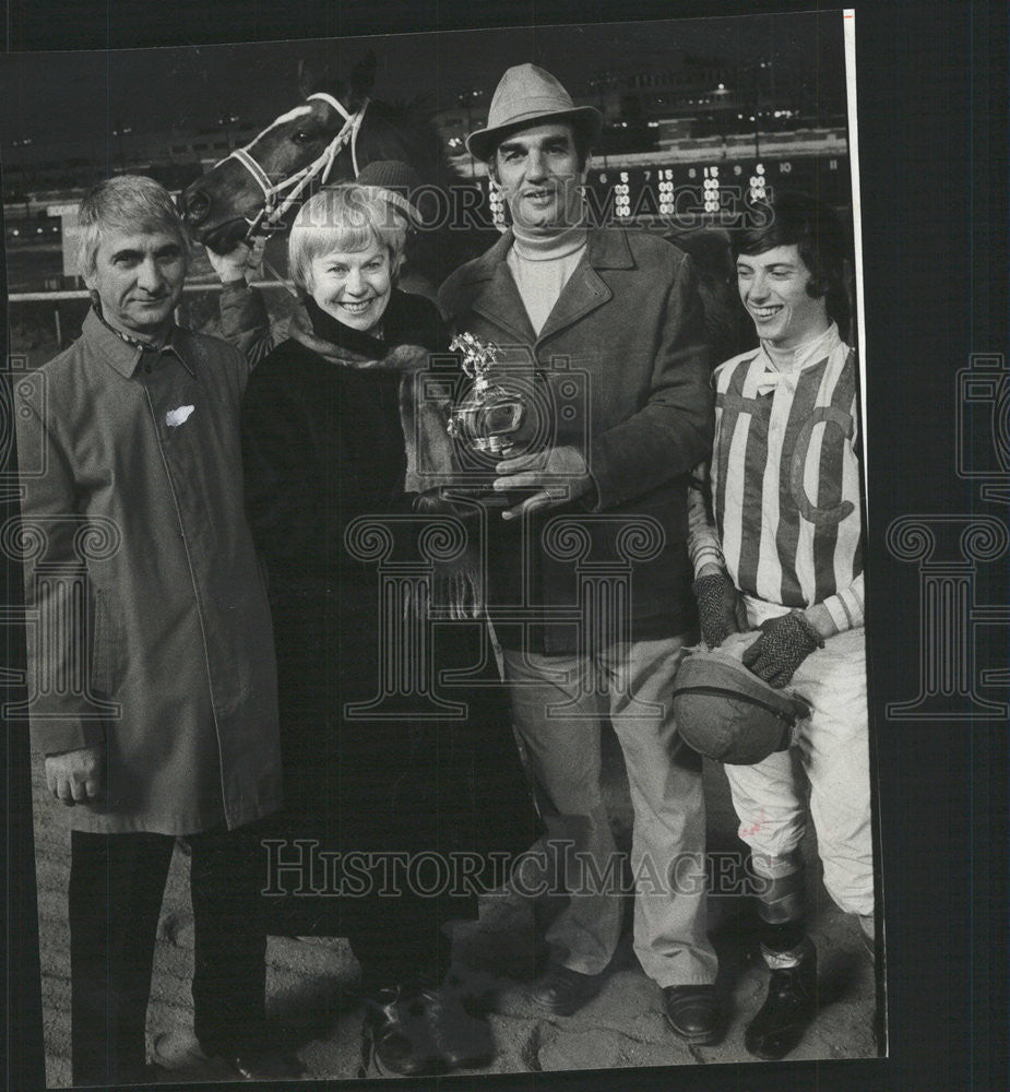 1977 Press Photo Ann Imbert Jockey Russell Baze Millys Poka Daily NRWS Sun times - Historic Images