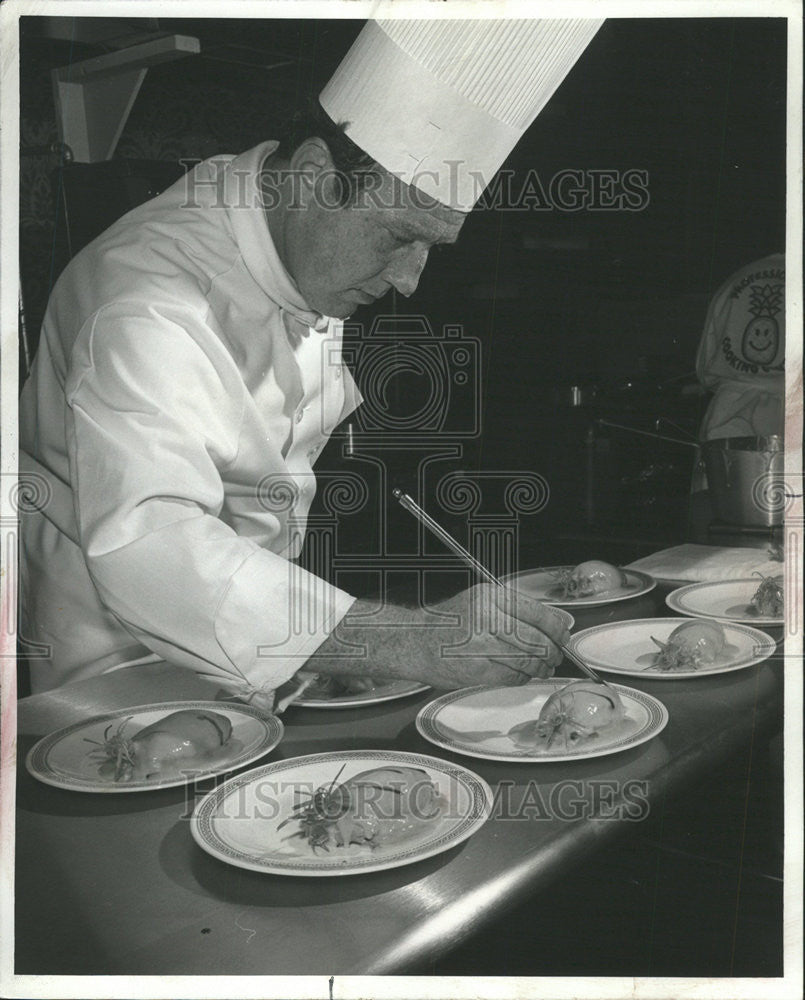 1978 Press Photo Christian Inden executive chef Conrad Hildton Hotel Pineapple - Historic Images