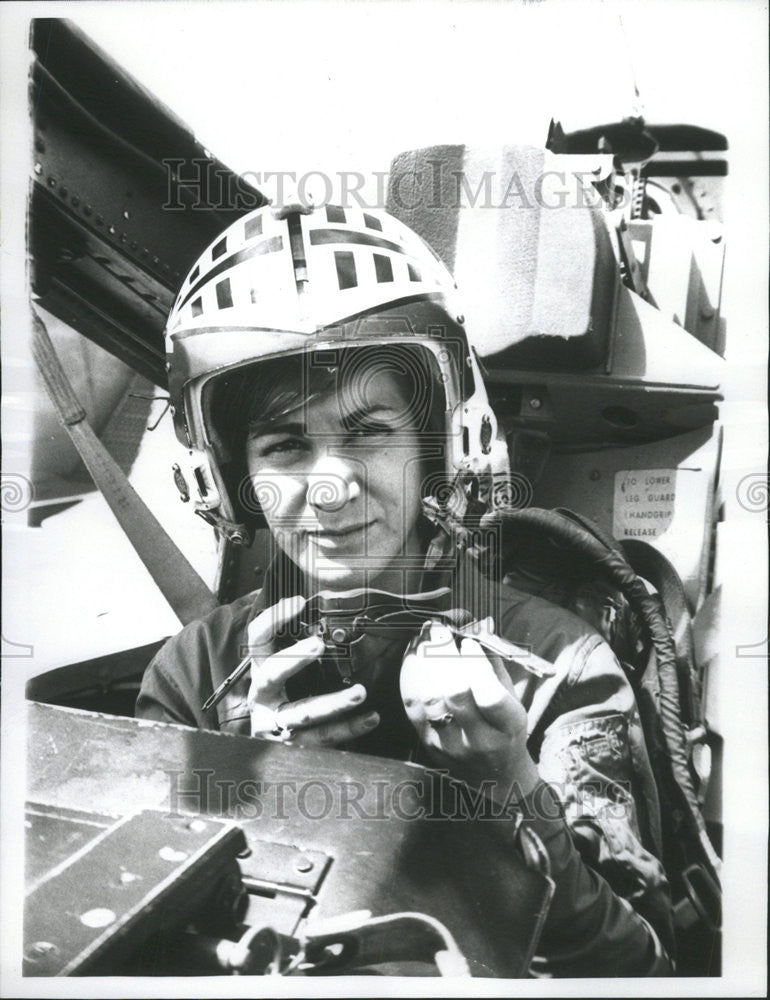 1965 Press Photo Betsy Halstead UPI Girl Saigon Plane - Historic Images