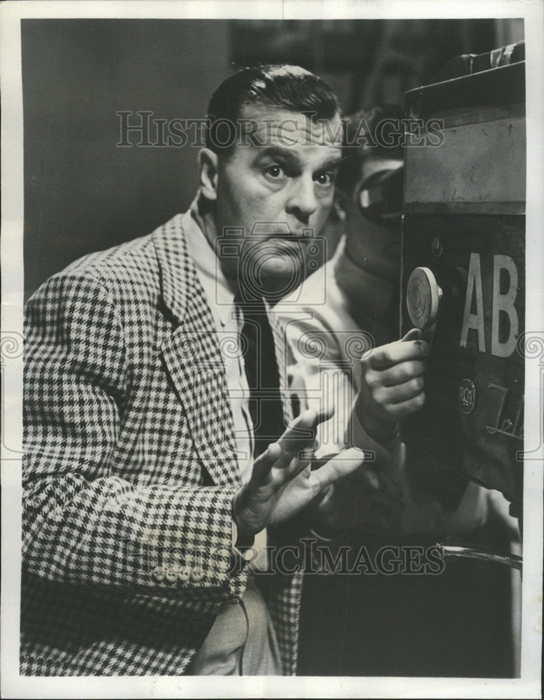 1952 Press Photo Program Host Test Director Neil Hamilton Guide Talent Screen - Historic Images