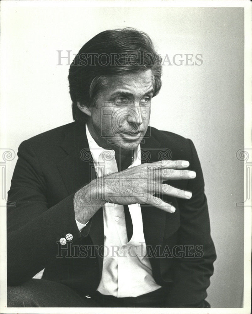 1981 Press Photo George Hamilton America TV Film swashbuckling comedy swords - Historic Images