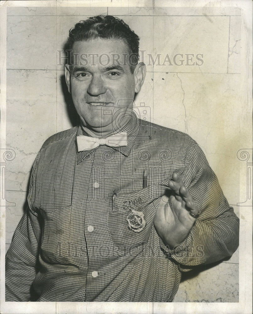 1955 Press Photo Menard County Honors Eddie Hamilton Chicago Cabbie Drag Badges - Historic Images