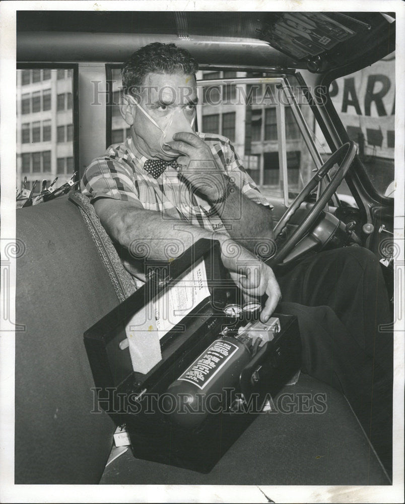 1959 Press Photo Eddie Hamilton Emergency oxygen Cab Tank Taxi newspaper veteran - Historic Images