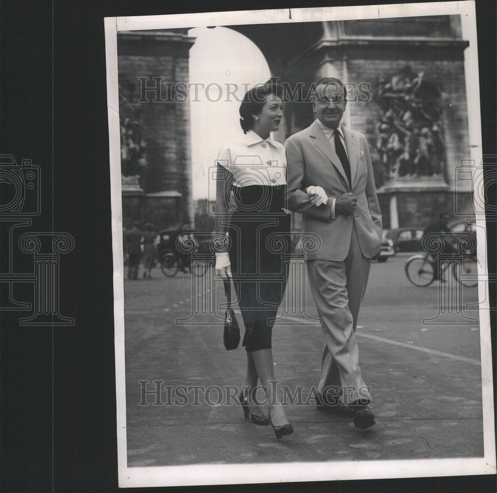 1951 Press Photo Arc De triomphe Adele O&#39;Connor Earl Beatty bride Ramsey Ethel - Historic Images