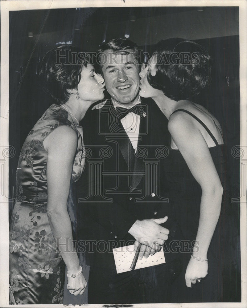 1968 Press Photo Snow Chase Club Gold Medal Ball Arlington Park Bob Beattie - Historic Images