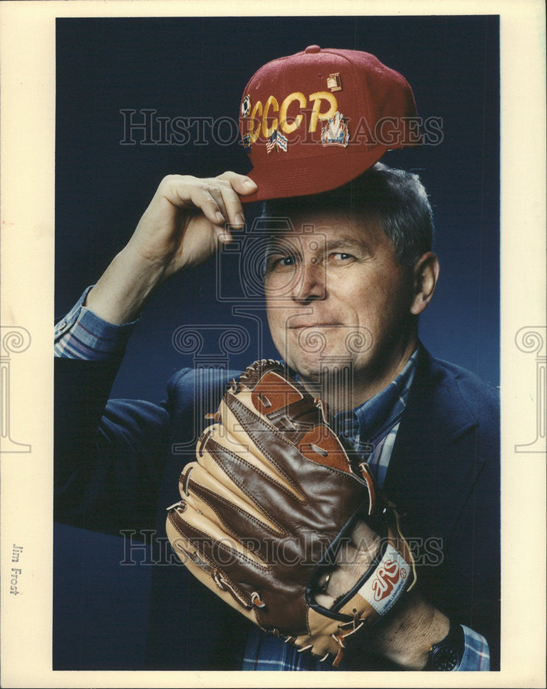 1990 Press Photo Joseph Bendy Soviet Baseball Cap Mitt American caliber Word TV - Historic Images