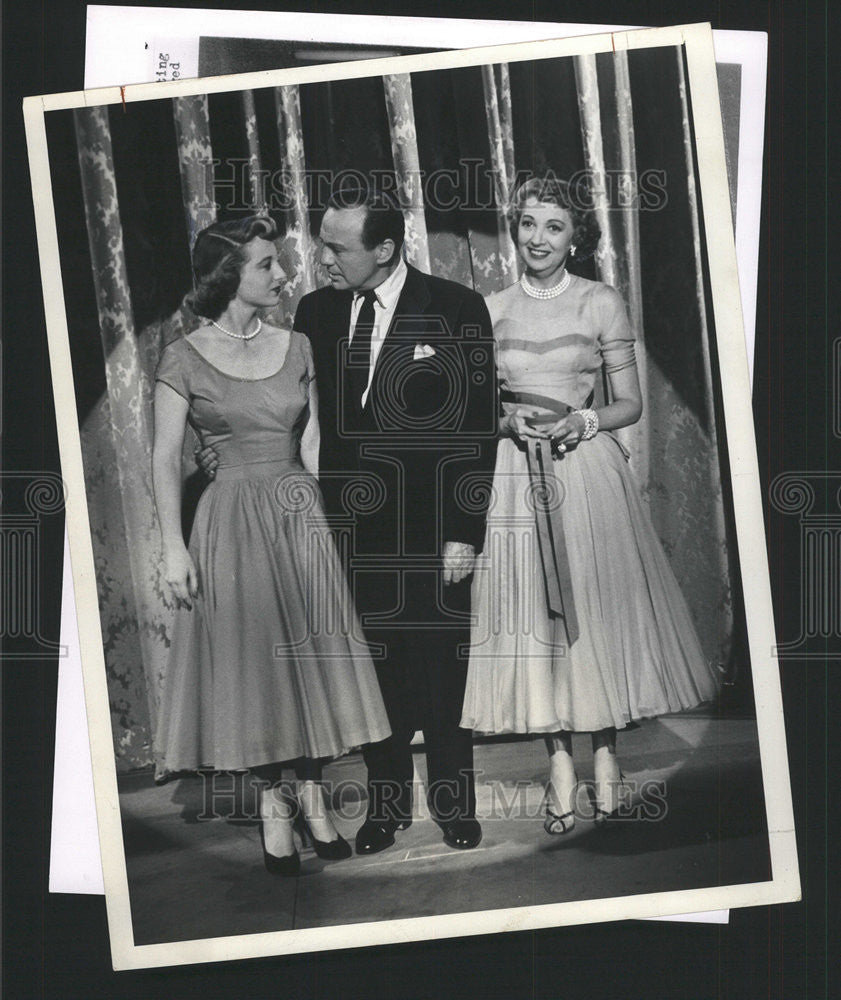 1963 Press Photo man in suit along with two women - Historic Images