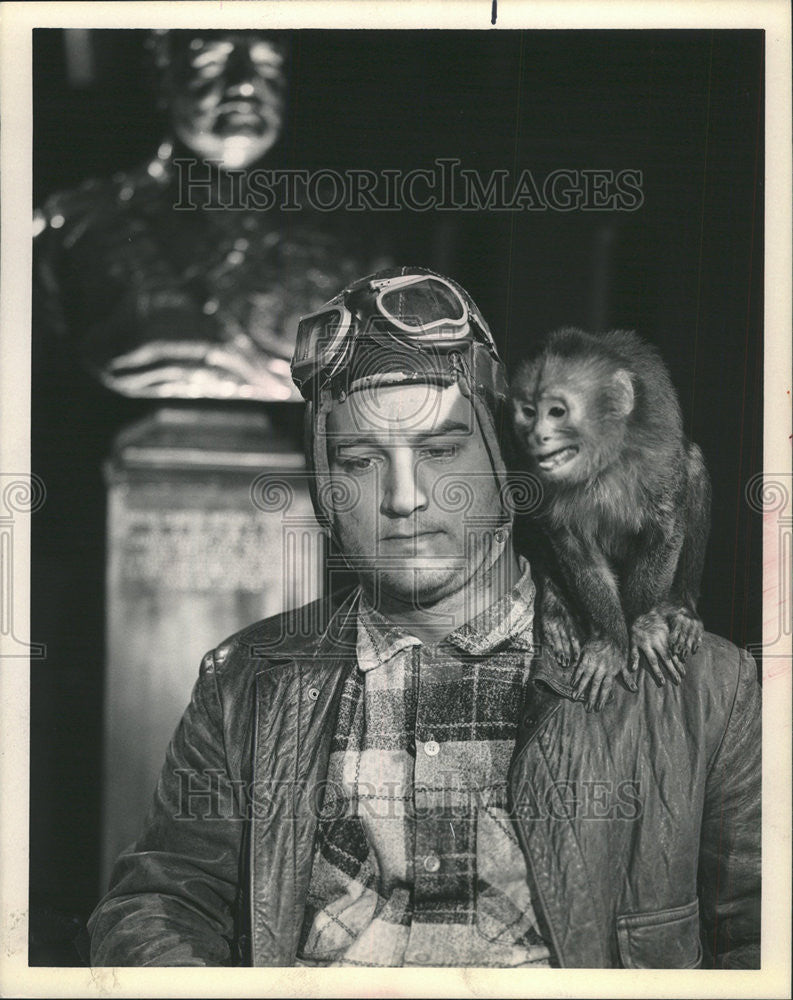 1985 Press Photo Jim Belushi Play Clayton Pyle Bomb Toting Madman Crusade Comedy - Historic Images