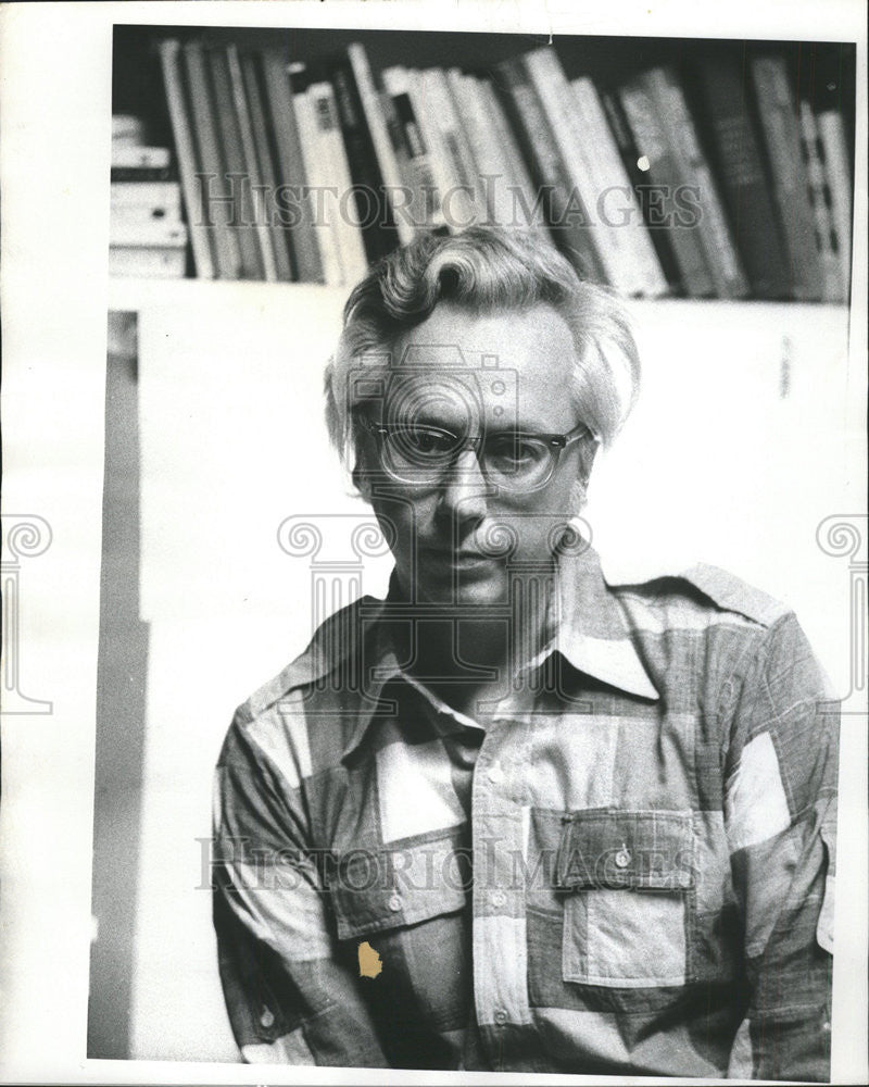 1976 Press Photo George Beam one of Co-Author of Boon on Daley Machine ...