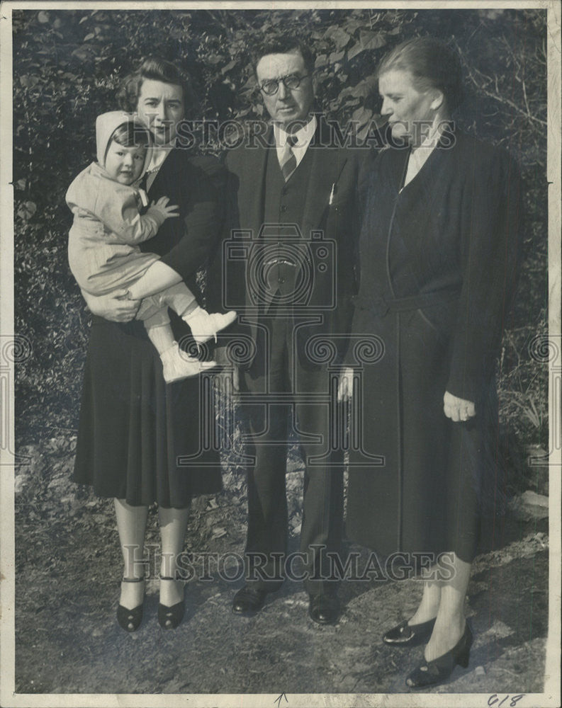 1941 Press Photo Mr Mrs Colin Kelly Sr III grandparents Camera Widow Corky - Historic Images