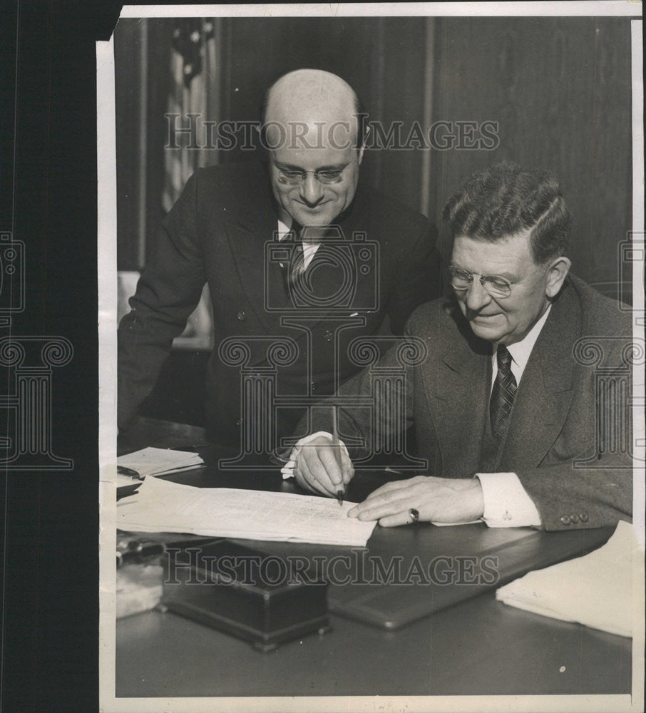 1956 Press Photo Mayor Edward Kelly Bookie Chicago brokers track gambling - Historic Images