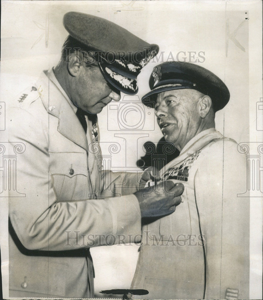 1951 Press Photo George Kenney medals Hoyt Vandenberg Air Force General Plane - Historic Images