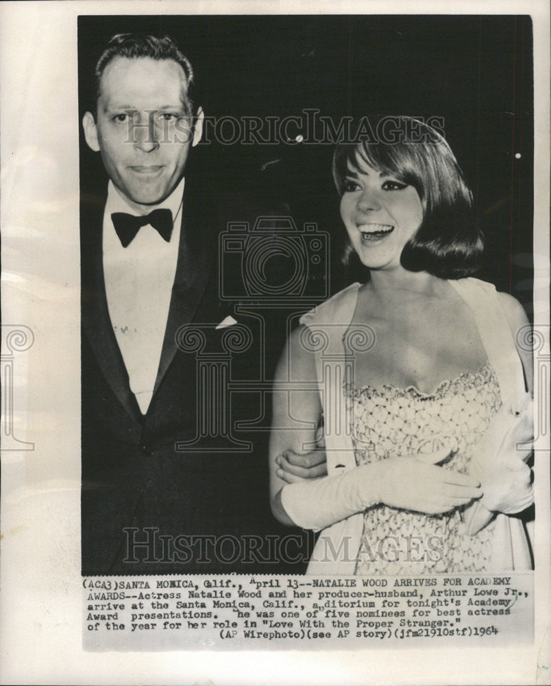 1964 Press Photo Actress Natalie Wood Producer Husband Arthur Lowe Arrive Santa - Historic Images