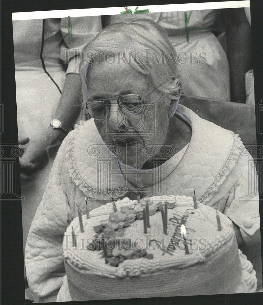 1966 Press Photo Elizabeth Louge candles cake Oak Park Hospital birthday Leap - Historic Images