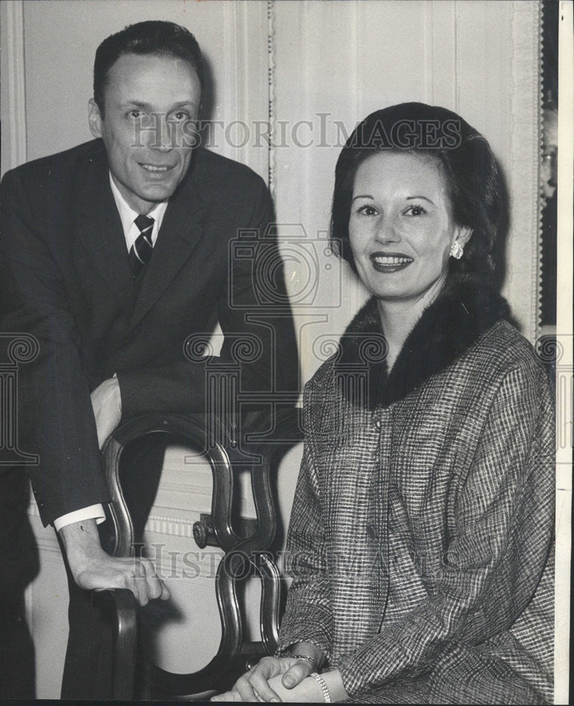 1965 Press Photo John Jenkins Cocktail Party Smile Chicago Junior League House - Historic Images