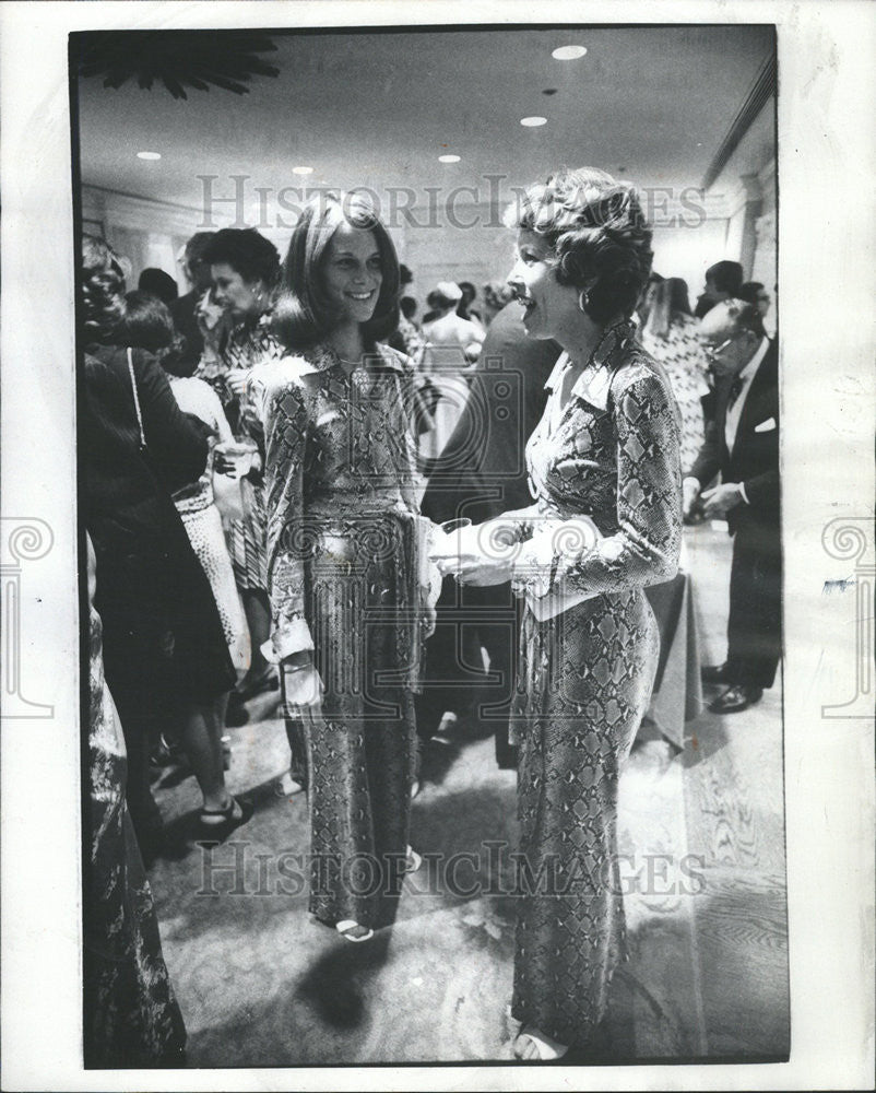 1976 Press Photo Baber Jenner Fashion Game Play Chicago Diane Von Furstenberg - Historic Images