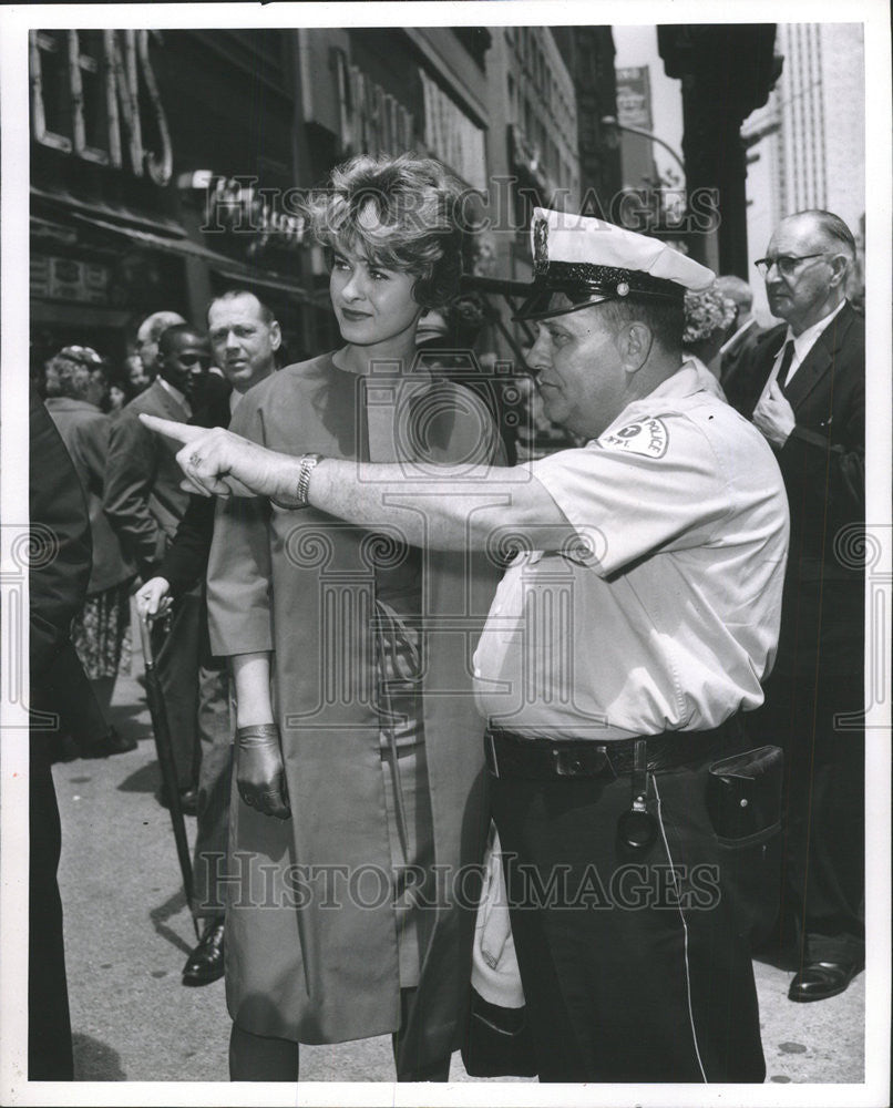 1961 Press Photo Officer Harold Jensen gives directions - Historic Images