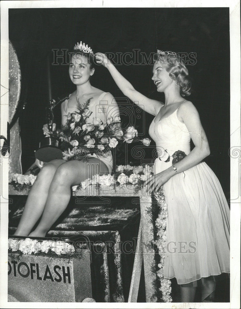 1960 Press Photo Charlene Lundberg Joliet Crown Miss Photoflash Morrison Hotel - Historic Images