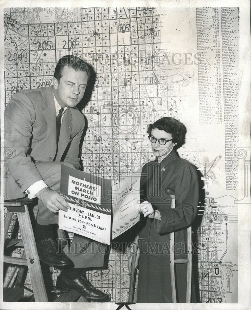 1956 Press Photo Bill Lundigan Cook Country Volunteer Turn Door Polio Film Star - Historic Images