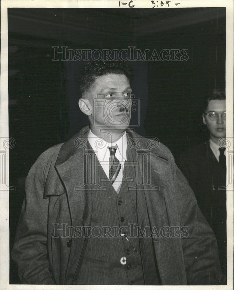 1943 Press Photo Hugo Luethje Federal Building judge William Campbell court - Historic Images