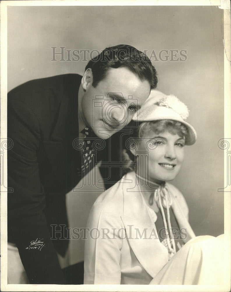 1942 Press Photo Robert Lowes and Betty Linley,actors in No More Ladies - Historic Images