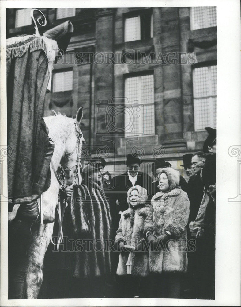 1947 Press Photo Royal Family Netherlands Special Celebration Santa Claus - Historic Images