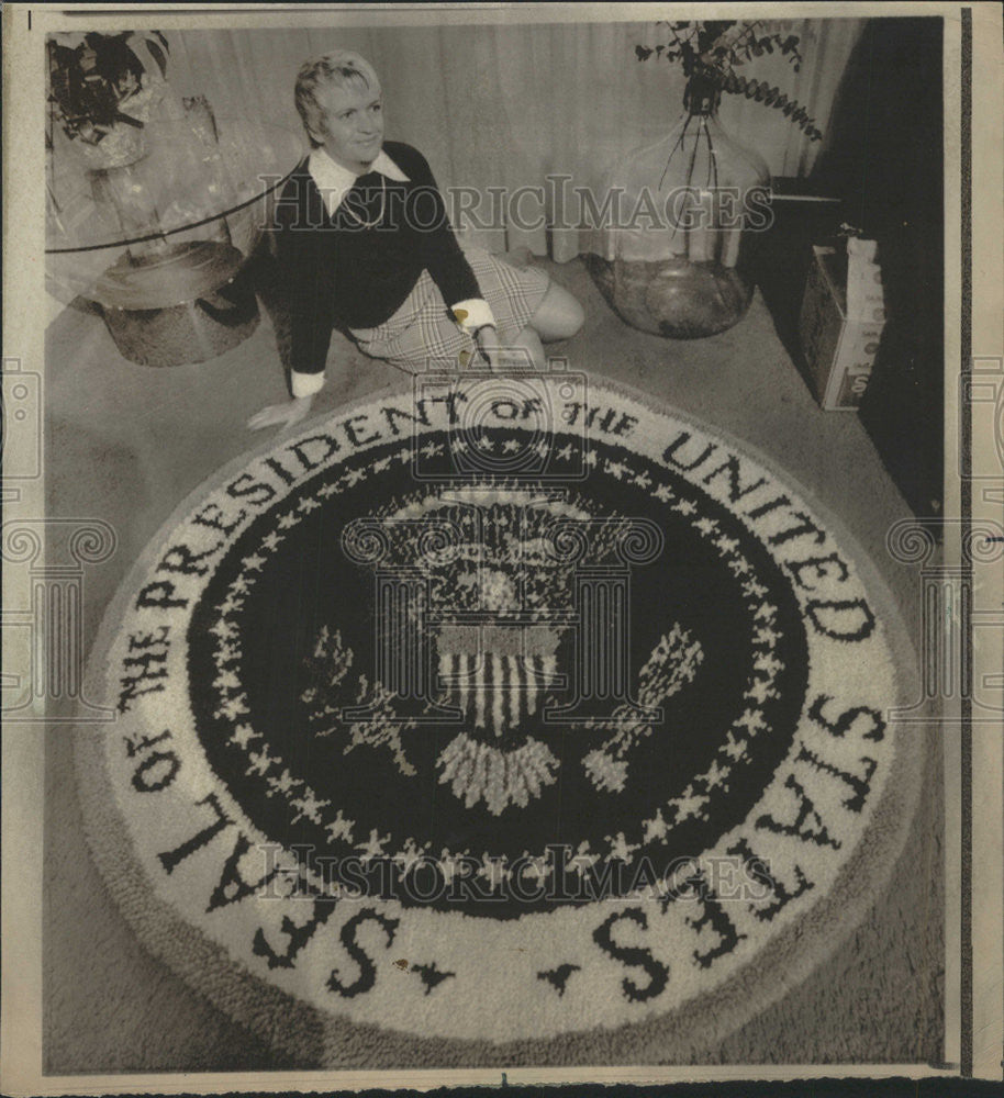 1975 Press Photo Presidential Seal Rug Made for Gerald R. Ford by SIster-in-Law - Historic Images