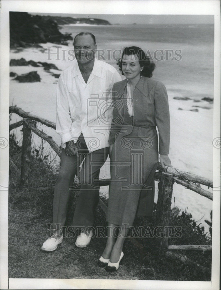 1948 Press Photo Cromwell and his bride Maxine honeymoon at Pink Beach. - Historic Images