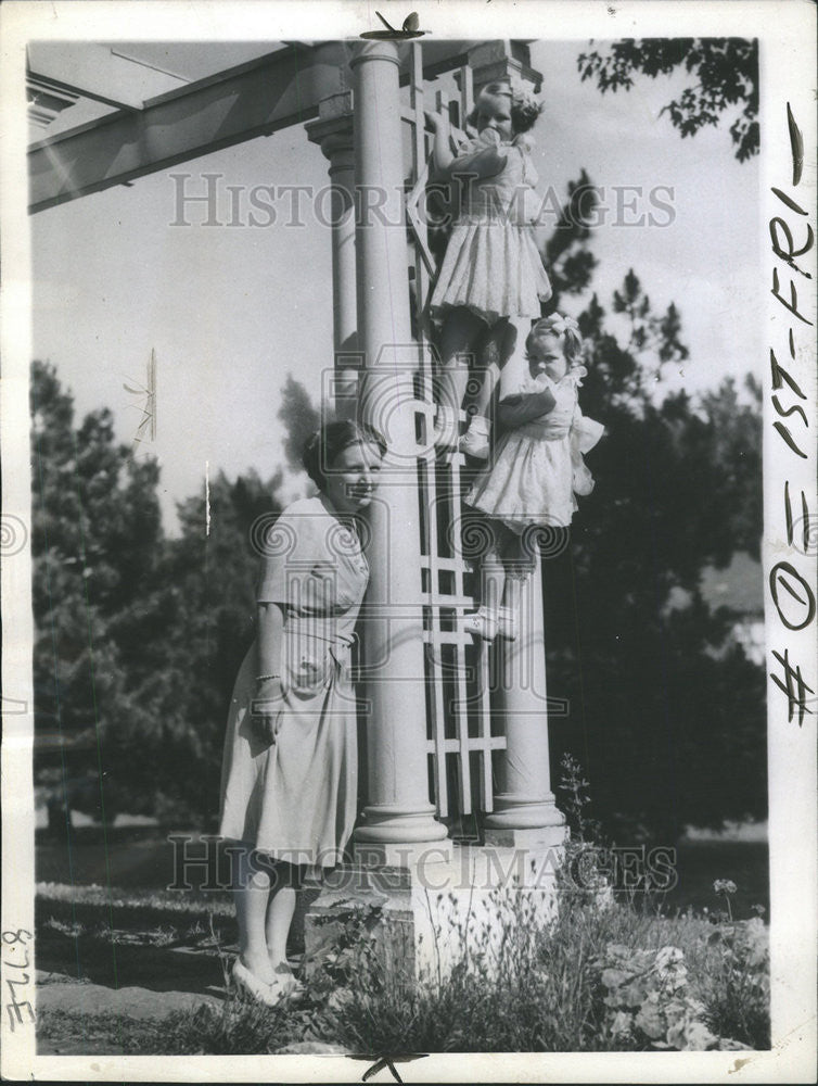 1943 Press Photo PRINCESS JULIANA  NETHERLANDS PRINCESS BEATRIX   IRENE - Historic Images