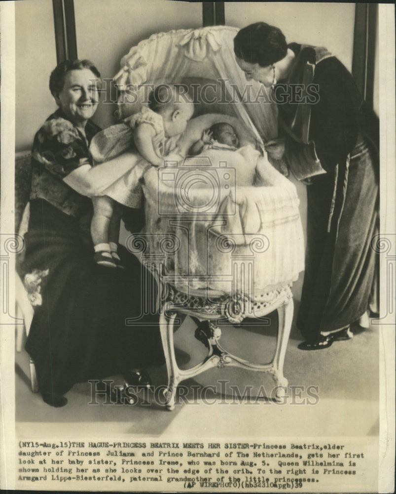 1939 Press Photo Princess Beatrix first look at baby sister Irene. - Historic Images