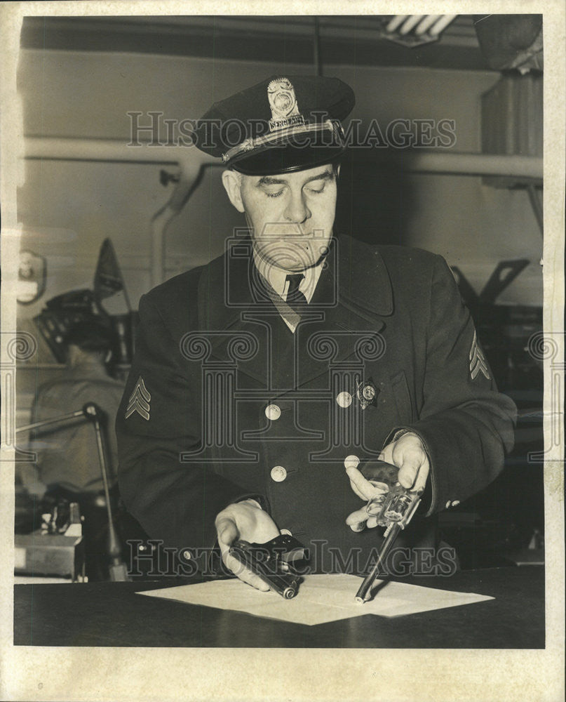 1952 Press Photo Sgt Dan Kenzie of Park District displays weapons - Historic Images