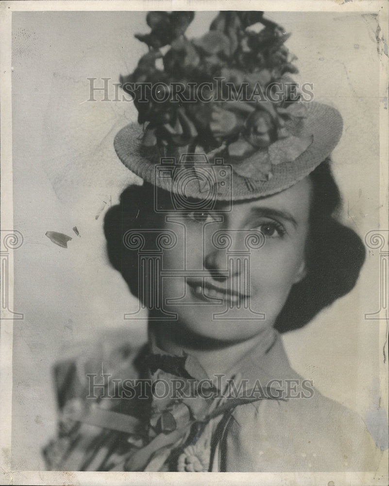 1947 Press Photo Mrs Elizabeth Crowley full force five shotgun fired car window - Historic Images