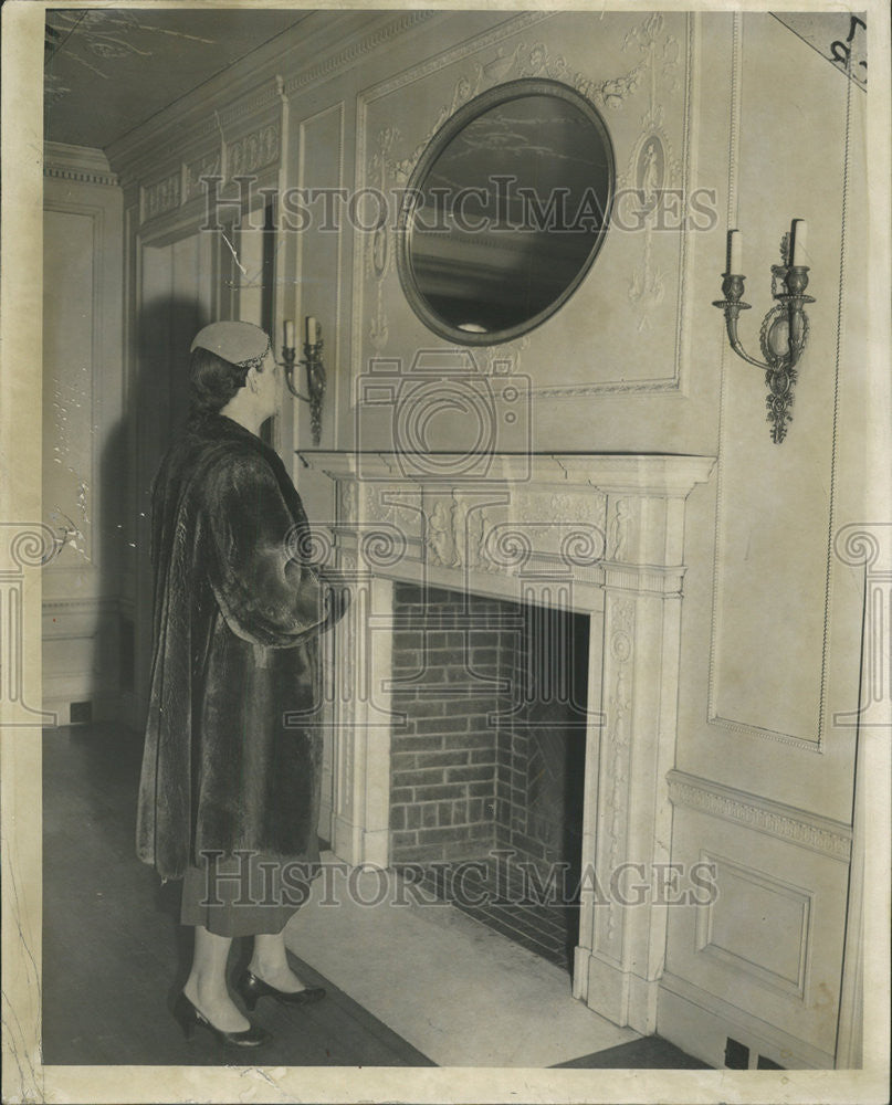 1955 Press Photo Jeanne Kinkaid Carrara Marble Fireplace Main Bed Room - Historic Images