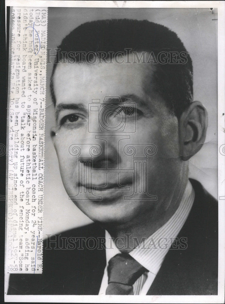 1959 Press Photo U of Wisconsin Basketball coach Harold Foster under fire - Historic Images