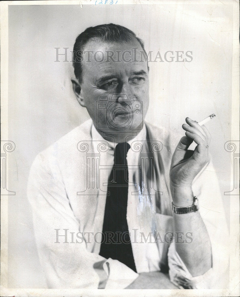 1960 Press Photo Daily News Writer And Editor Thomas Collins - Historic Images