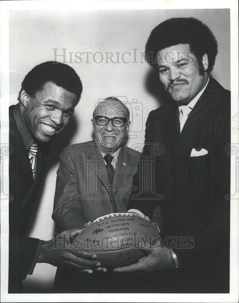 1970 Press Photo Chicago Bears Gayle Sayers George Seales John A Coleman - Historic Images