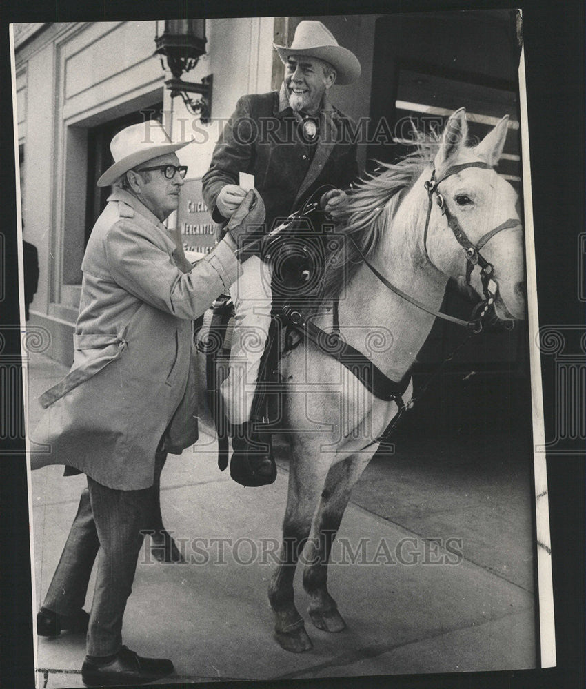 1972 Press Photo Buffalo Bill Grandson WIlliam Cody &amp; Everette B. Harris Chicago - Historic Images