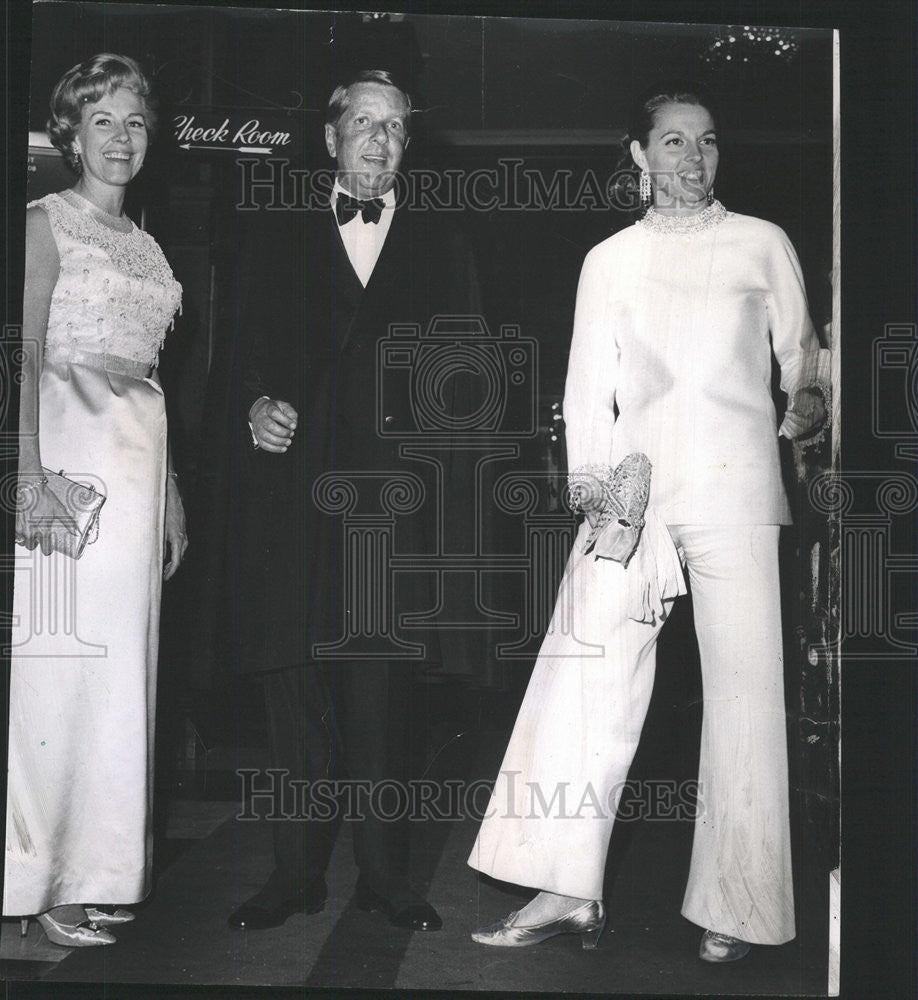 1968 Press Photo Mrs Cochrane a swinging figure at Award Gala. - Historic Images