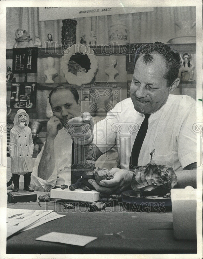 1966 Press Photo Bob Kotalik Sun-Times Photographer Chicago Ceramics Show - Historic Images