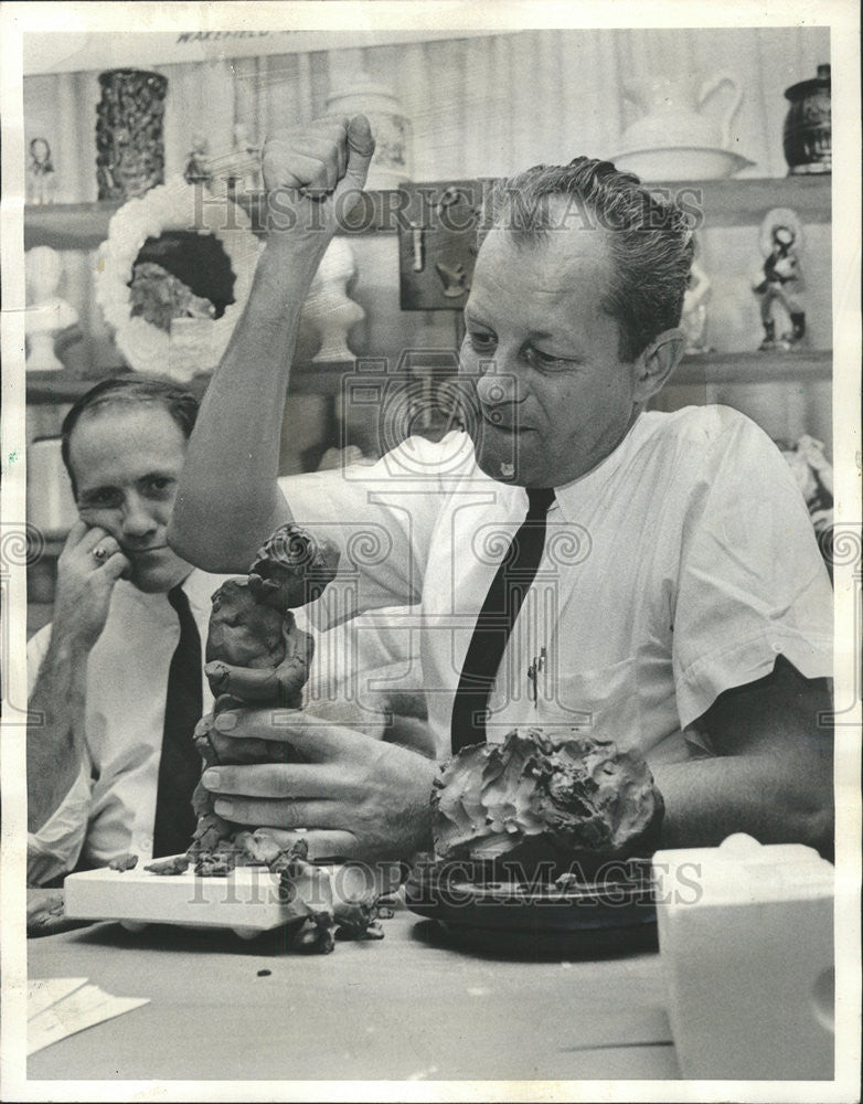 1966 Press Photo Bob Kotalik Sun-Times Photographer Chicago Ceramics Show - Historic Images