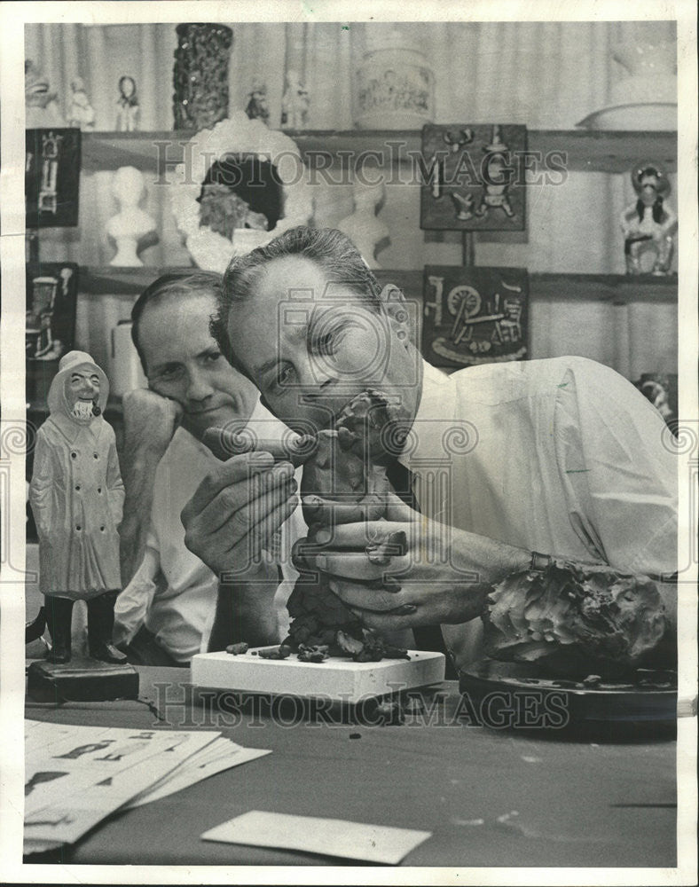 1966 Press Photo Sun-Times Photographer Bob Kotalik Chicago Ceramics Show - Historic Images