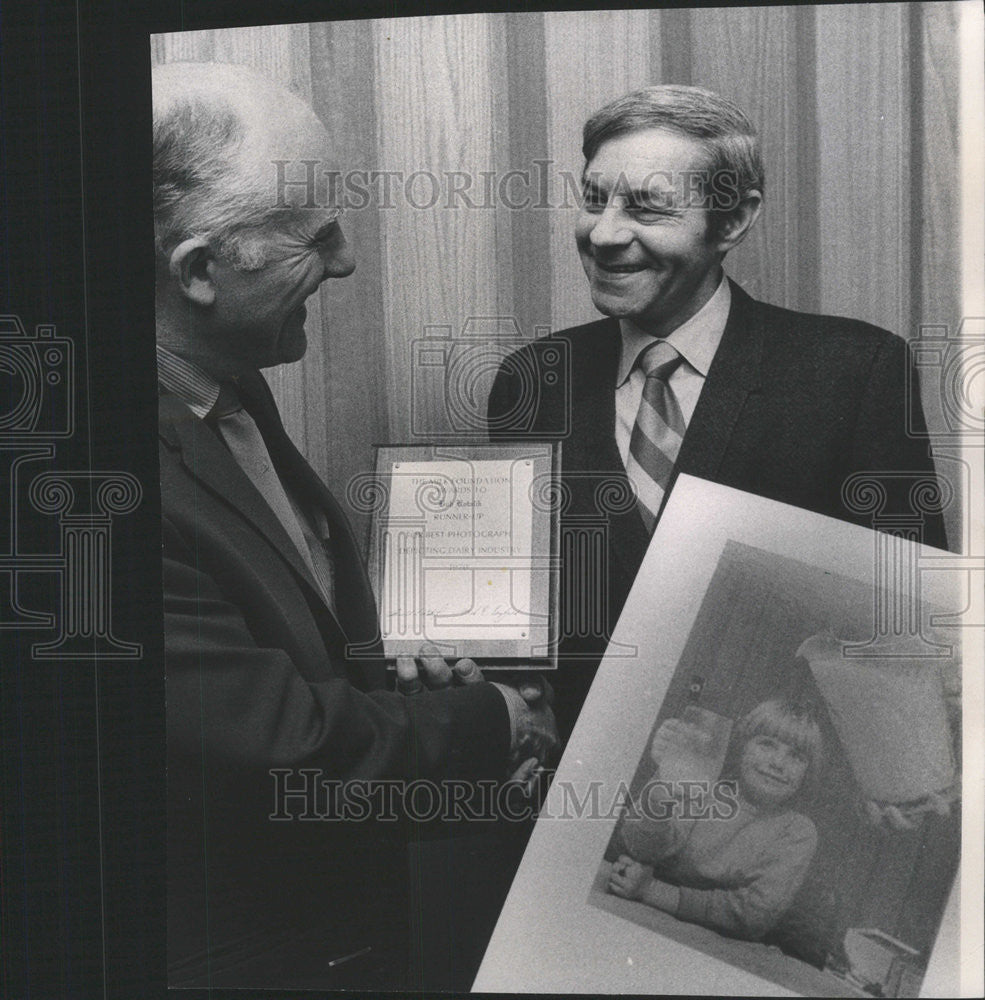 1971 Press Photo Sun-Times Robert Kotalik Receives Award 4 Milk Foundatn Contest - Historic Images