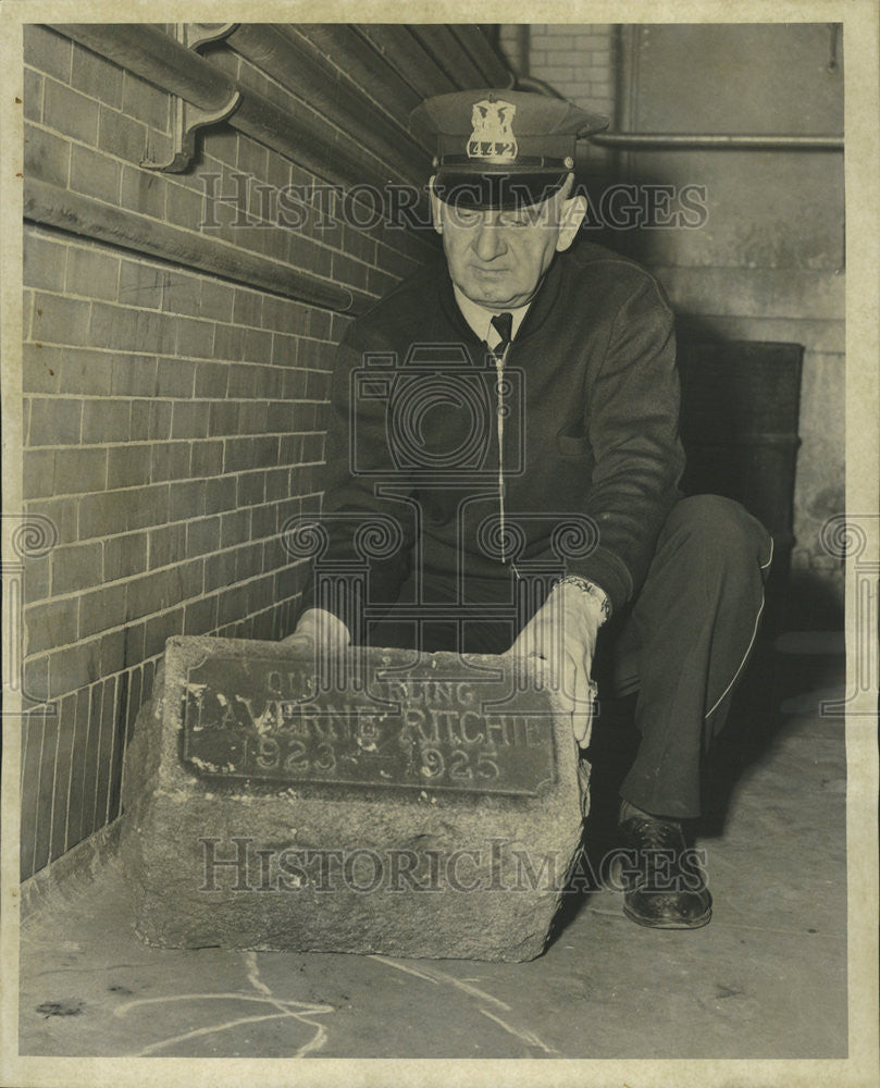 1953 Press Photo Burnside Policeman Phillip Kopyszka Find Tombstone - Historic Images