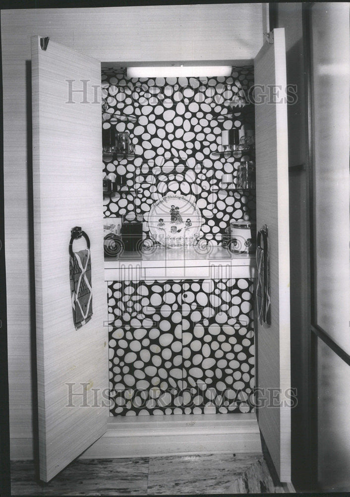 1961 Press Photo A closet in a living room serves as convenient bar - Historic Images