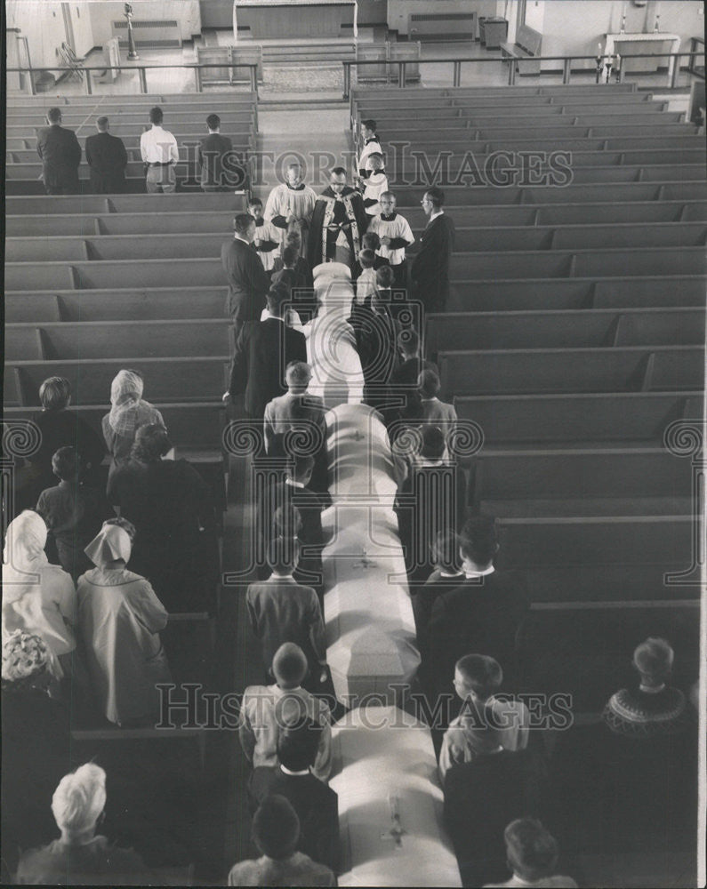 1969 Press Photo Father Feller Seven Caskets Kozumplik Family Auto Crash - Historic Images